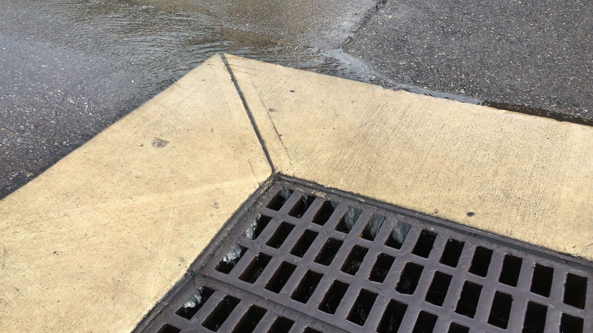 Parking lot drainage running to a storm drain in Dallas–Fort Worth, TX — Blackland Asphalt